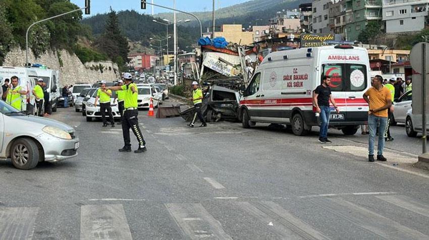 Hatay'da freni patlayan kamyon araçlara daldı: 3 ölü, 20 yaralı