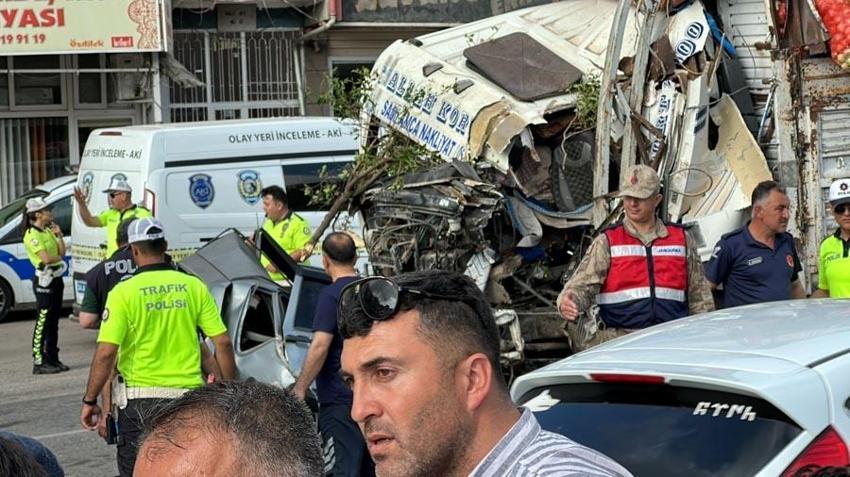 Hatay'da freni patlayan kamyon araçlara daldı: 3 ölü, 20 yaralı