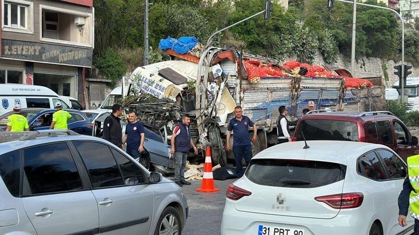 Hatay'da freni patlayan kamyon araçlara daldı: 3 ölü, 20 yaralı