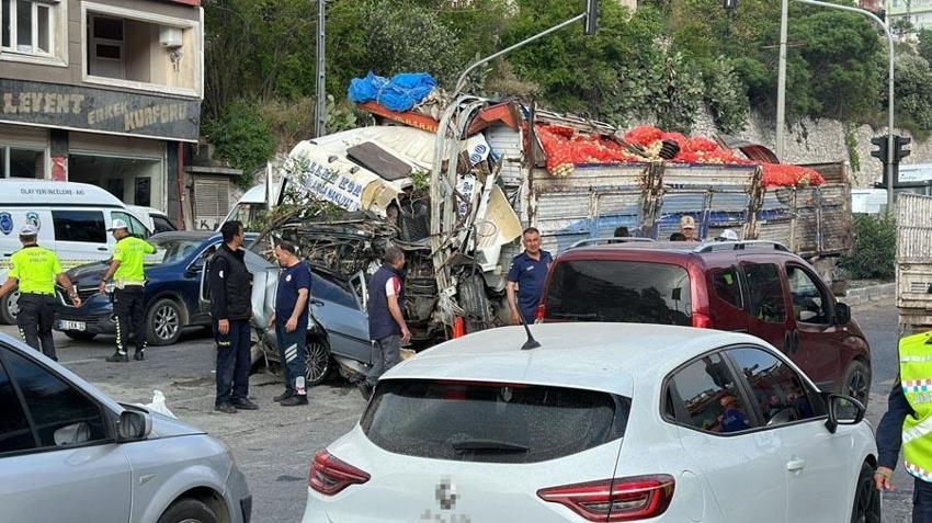 Hatay'da freni patlayan kamyon araçlara daldı: 3 ölü, 20 yaralı