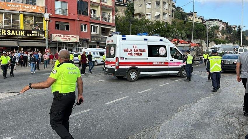 Hatay'da freni patlayan kamyon araçlara daldı: 3 ölü, 20 yaralı