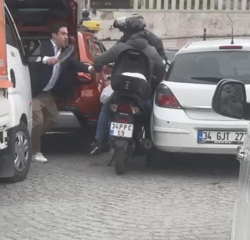 İstanbul'da yol ortasında satırlı dehşet! Küfür etti sonrası kabus 