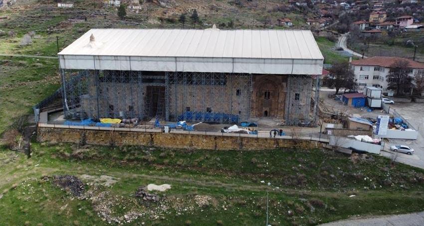 Tarihi caminin denge sütunu sanılan parçası dekoratif amaçlı yapılmış