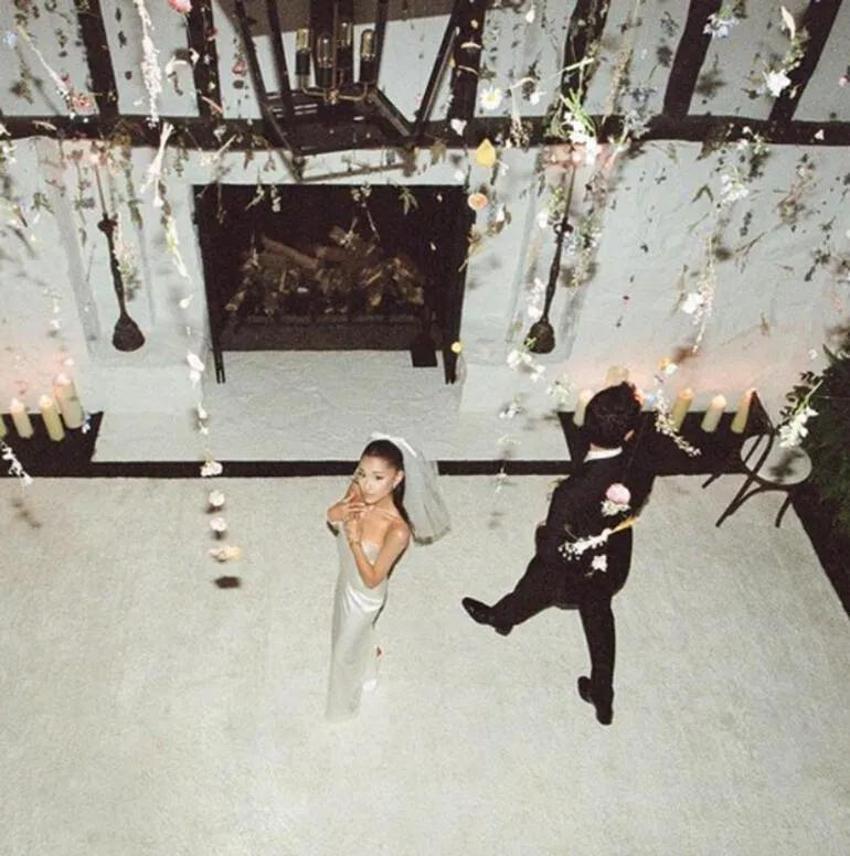 Ariana Grande evlilik yıl dönümünü romantik paylaşımla kutladı!
