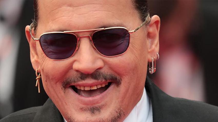 Johnny Depp'in dişleri geceye damga vurdu!