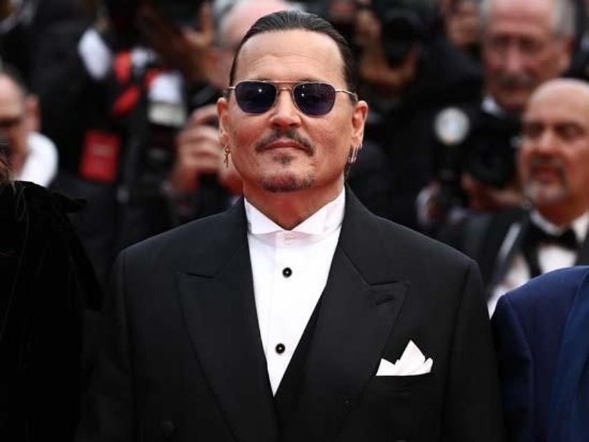 Johnny Depp'in dişleri geceye damga vurdu!