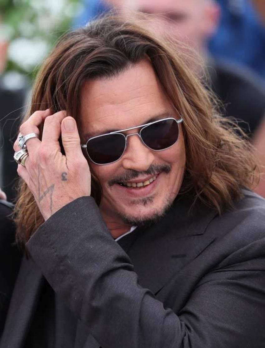 Johnny Depp'in dişleri geceye damga vurdu!