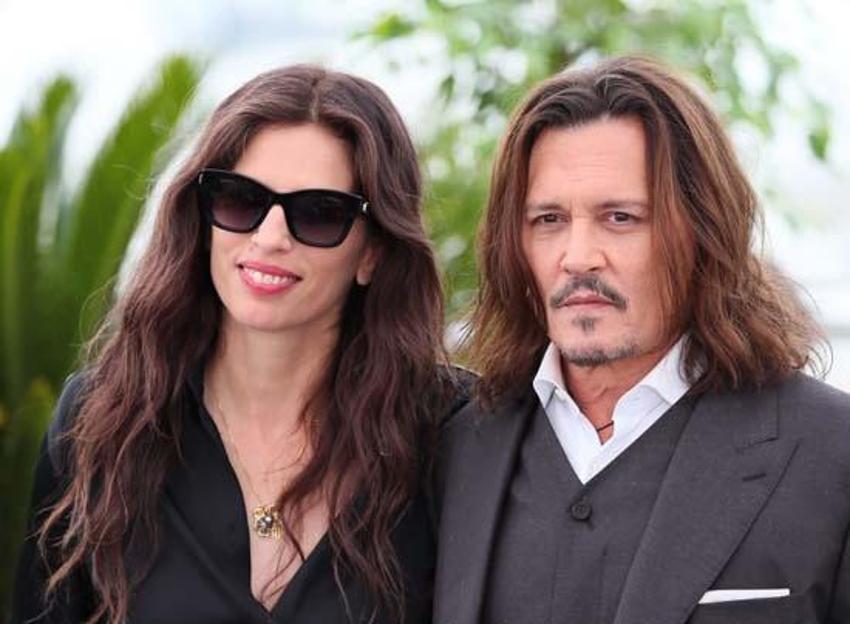 Johnny Depp'in dişleri geceye damga vurdu!
