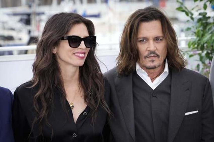 Johnny Depp'in dişleri geceye damga vurdu!