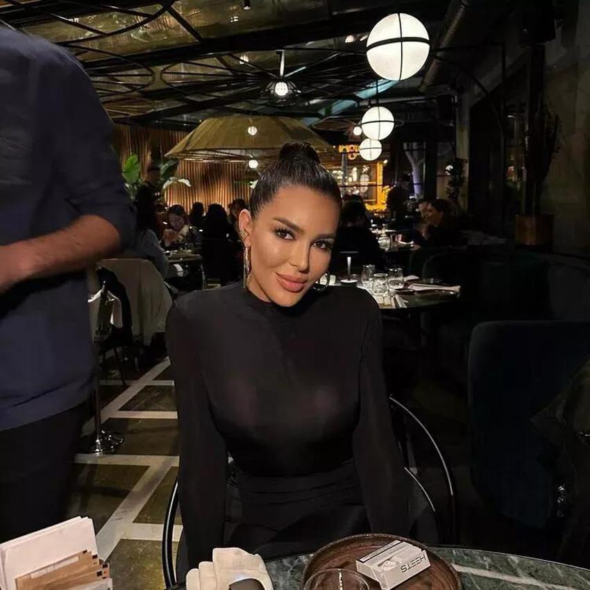 Selin Ciğerci güneşlenirken pozlarını paylaştı!