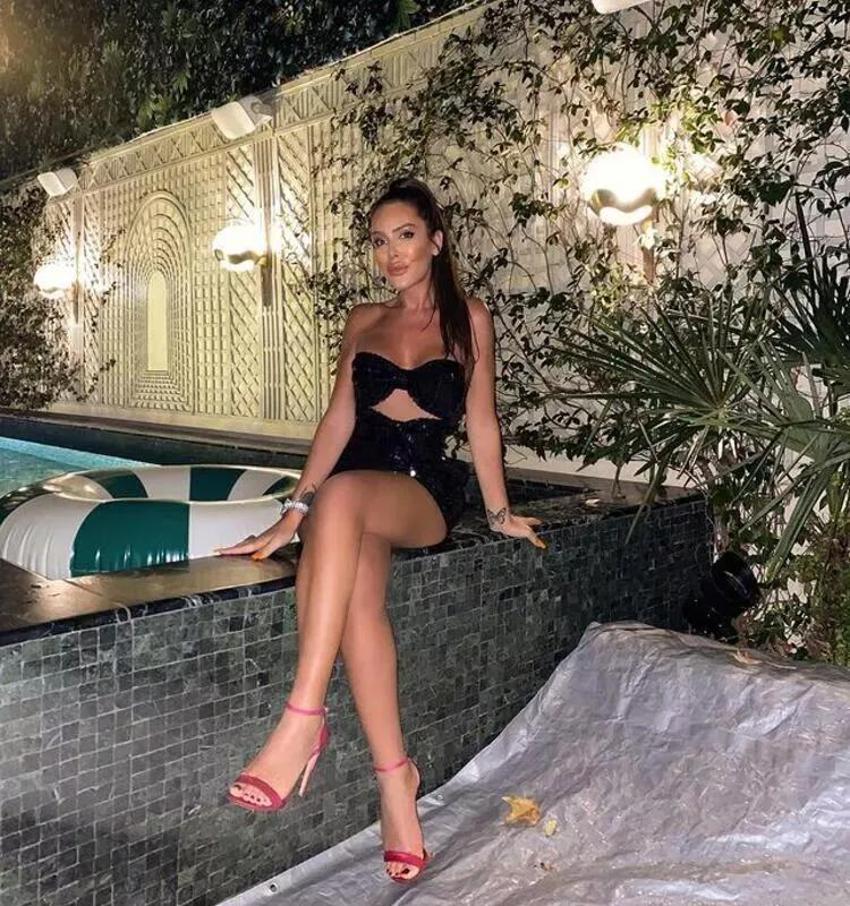 Selin Ciğerci güneşlenirken pozlarını paylaştı!