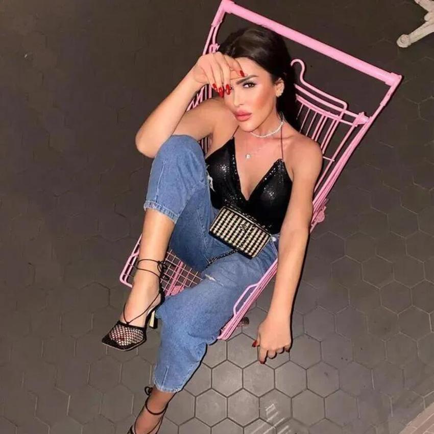 Selin Ciğerci güneşlenirken pozlarını paylaştı!