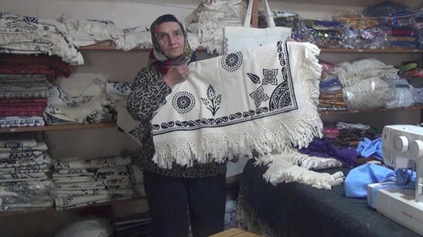 Hobisini mesleğe dönüştürdü: İlmek ilmek desenler işlediği kumaşlar büyük ilgi görüyor