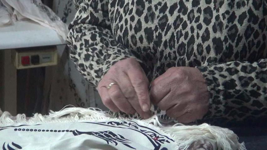 Hobisini mesleğe dönüştürdü: İlmek ilmek desenler işlediği kumaşlar büyük ilgi görüyor