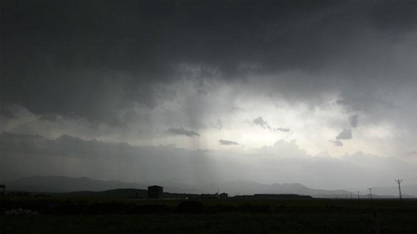 Yüksekova karanlığa büründü, araçlar far yakarak ilerleyebildi