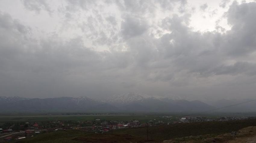 Yüksekova karanlığa büründü, araçlar far yakarak ilerleyebildi