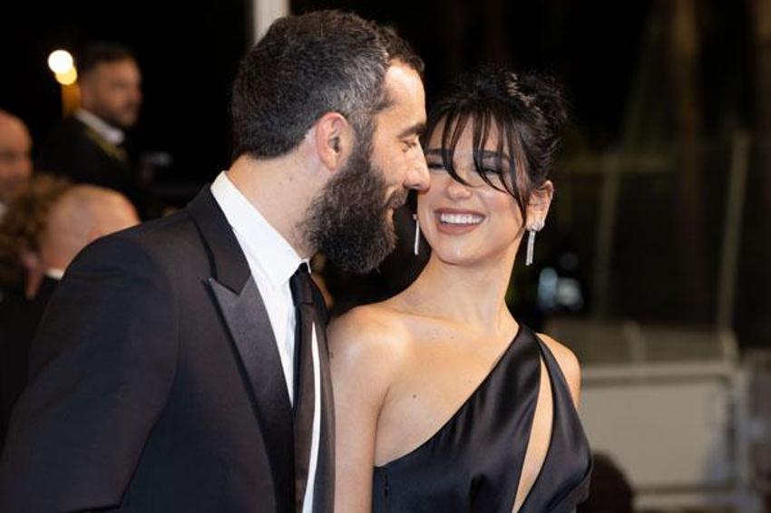 Dua Lipa, 14 yaş büyük sevgilisiyle ilk kez kırmızı halıda! Gözlerini alamadı