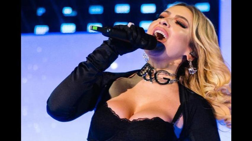 Hadise yine çok iddialı! Göğüs dekoltesinden vazgeçmiyor