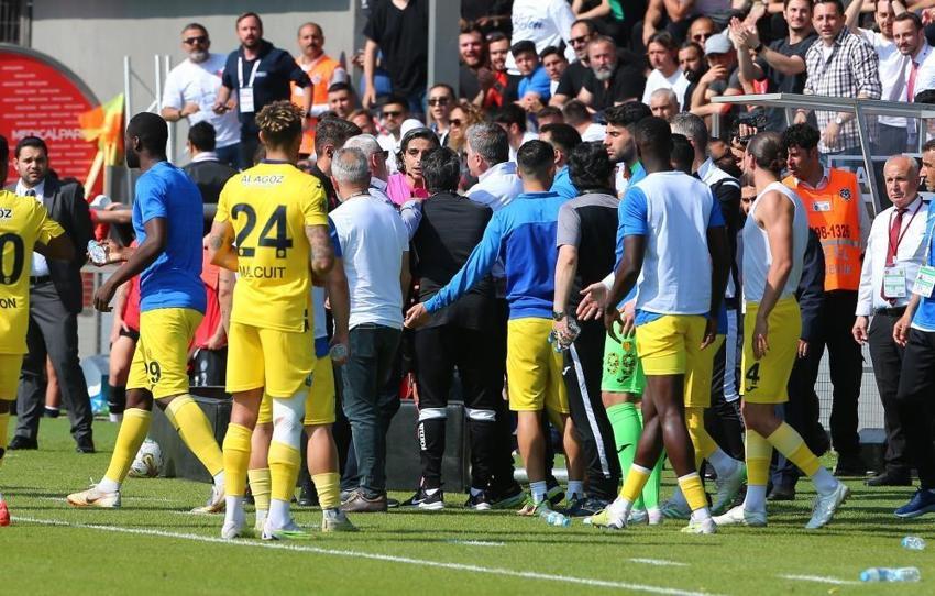 Süper Lig'de görülmemiş olay! Hakem Mete Kalkavan işin içinden çıkamadı