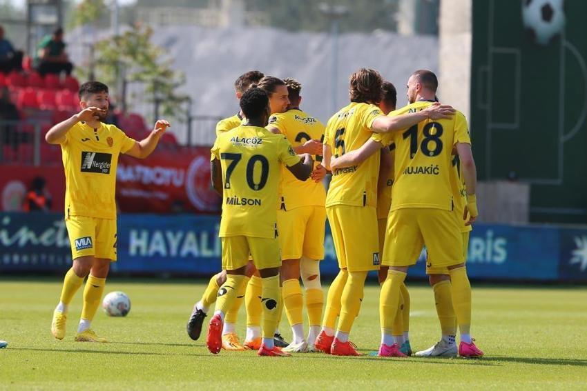 Süper Lig'de görülmemiş olay! Hakem Mete Kalkavan işin içinden çıkamadı