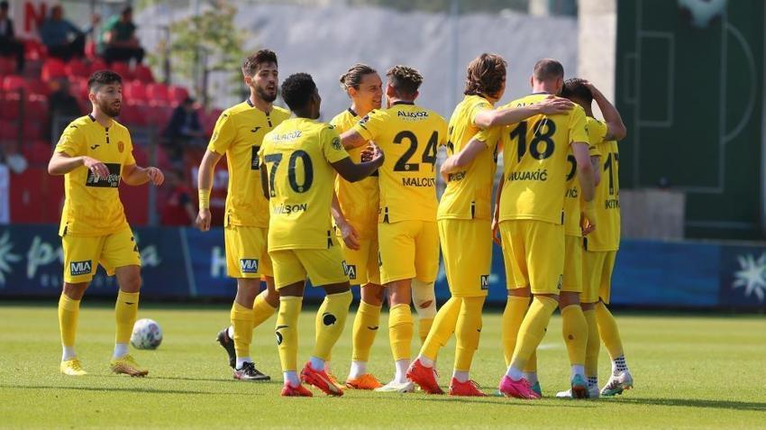 Süper Lig'de görülmemiş olay! Hakem Mete Kalkavan işin içinden çıkamadı