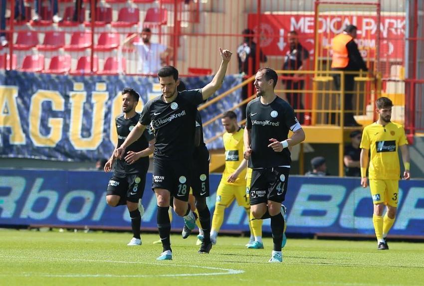 Süper Lig'de görülmemiş olay! Hakem Mete Kalkavan işin içinden çıkamadı
