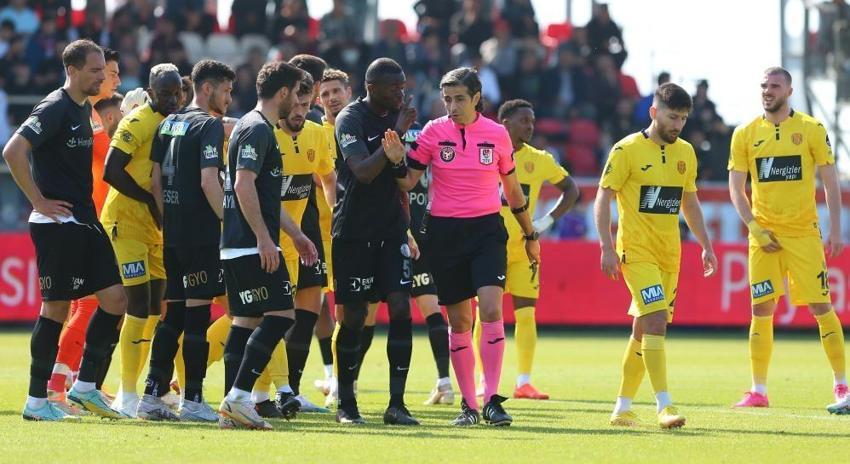 Süper Lig'de görülmemiş olay! Hakem Mete Kalkavan işin içinden çıkamadı