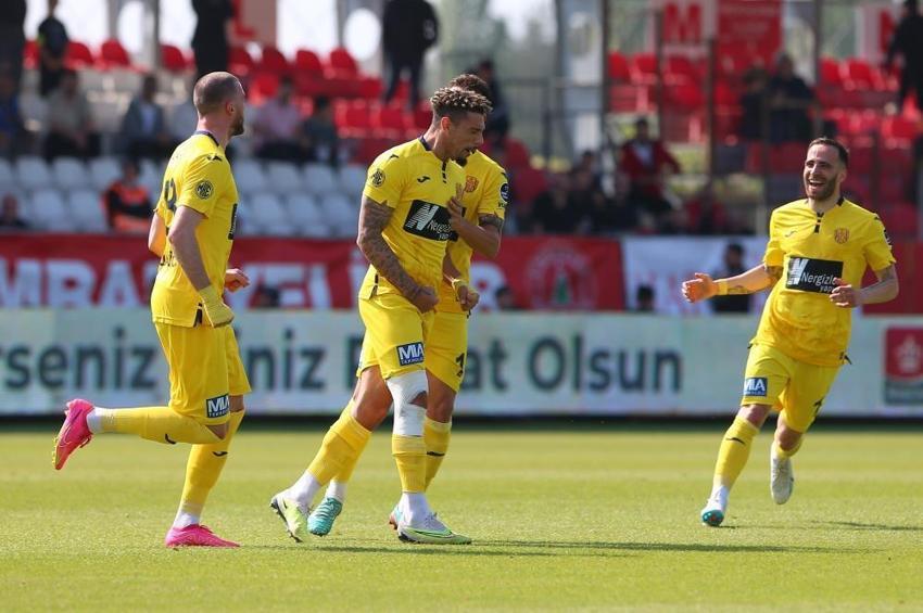 Süper Lig'de görülmemiş olay! Hakem Mete Kalkavan işin içinden çıkamadı
