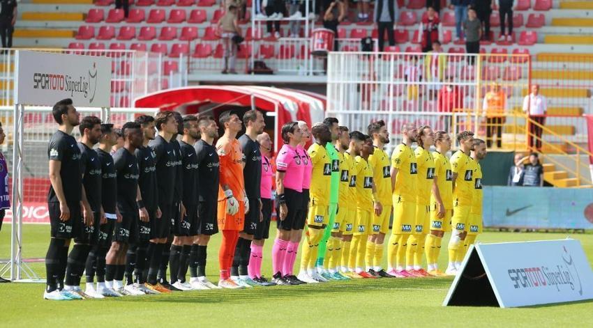 Süper Lig'de görülmemiş olay! Hakem Mete Kalkavan işin içinden çıkamadı