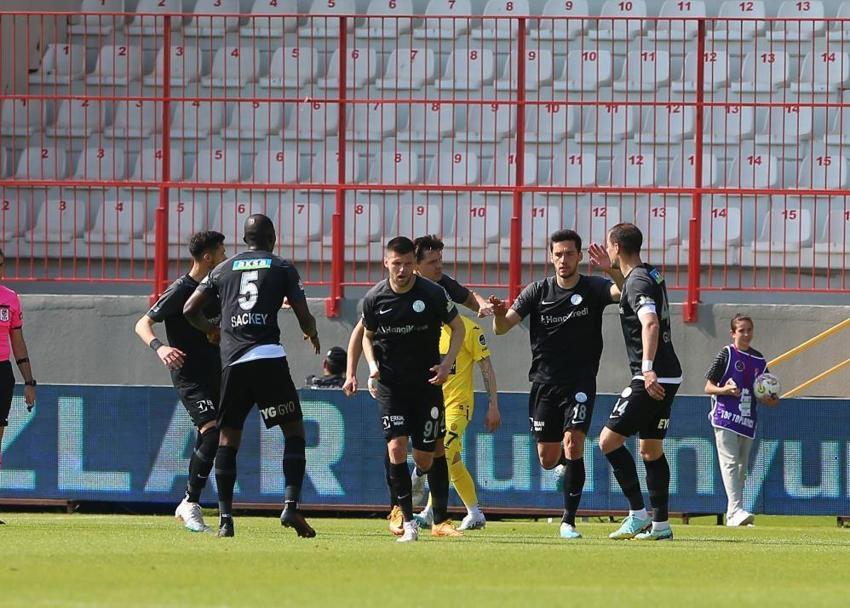 Süper Lig'de görülmemiş olay! Hakem Mete Kalkavan işin içinden çıkamadı