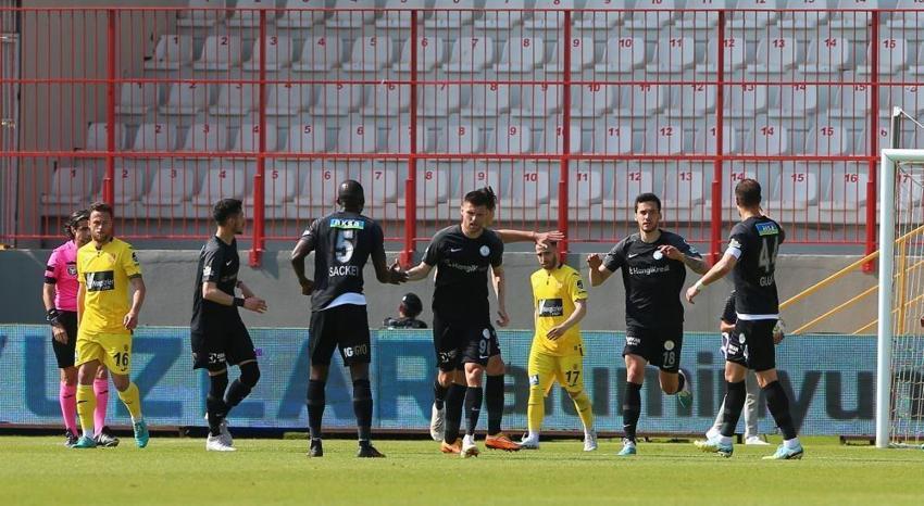Süper Lig'de görülmemiş olay! Hakem Mete Kalkavan işin içinden çıkamadı