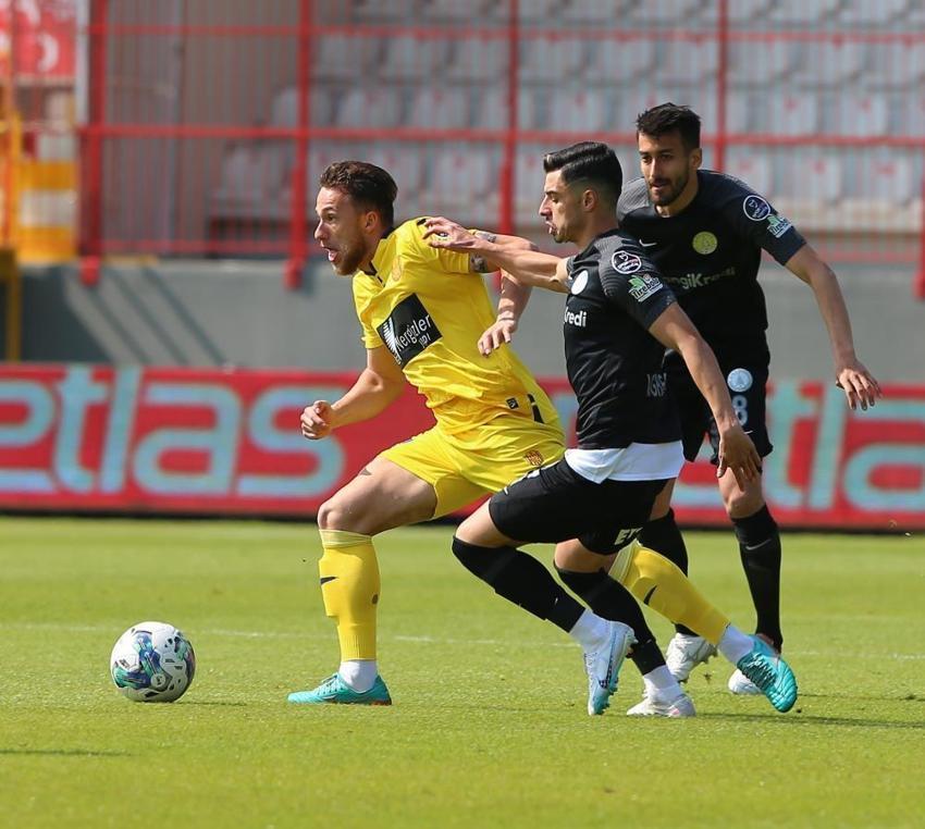 Süper Lig'de görülmemiş olay! Hakem Mete Kalkavan işin içinden çıkamadı