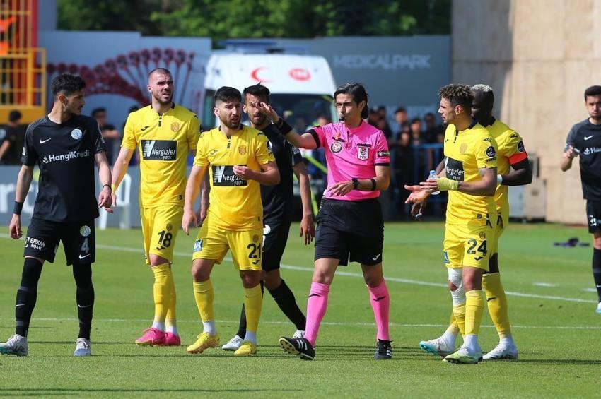 Süper Lig'de görülmemiş olay! Hakem Mete Kalkavan işin içinden çıkamadı