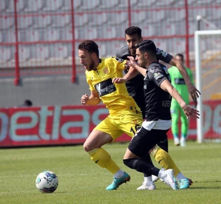 Süper Lig'de görülmemiş olay! Hakem Mete Kalkavan işin içinden çıkamadı