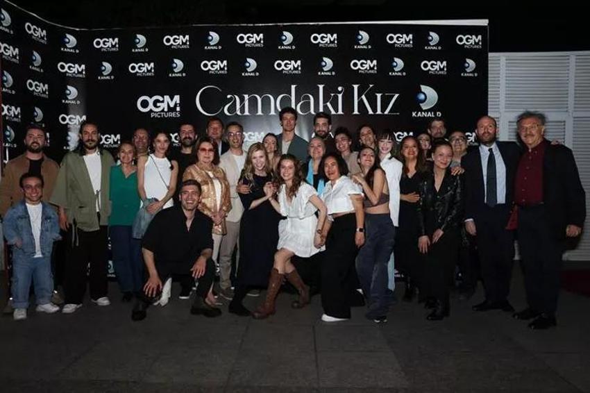 'Camdaki Kız' ekibi final yemeğinde! Burcu Biricik coştu