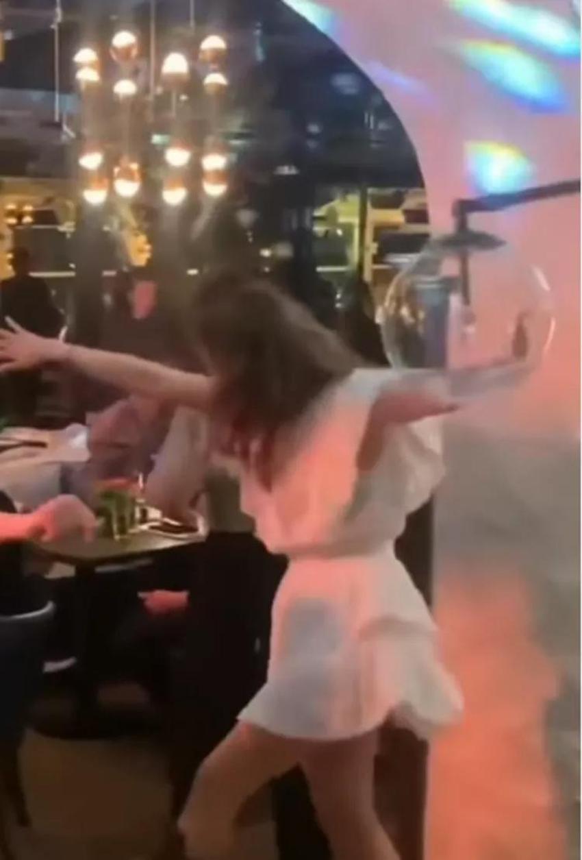 'Camdaki Kız' ekibi final yemeğinde! Burcu Biricik coştu