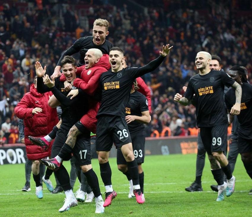150 dolarlık parfüm için uçağı birbirine kattı! Okan Buruk yıldız futbolcuyu zor sakinleştirdi