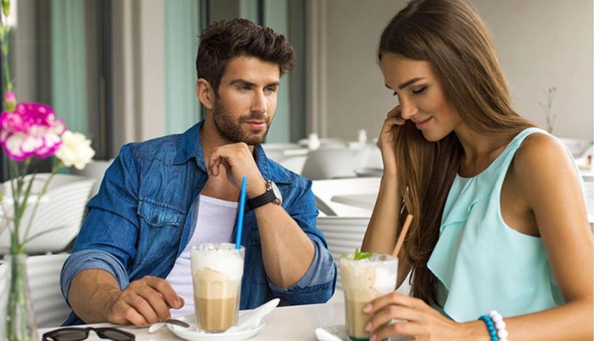 Bu hareketler alenen flört! Erkeğin flört ettiğini gösteren 5 işaret