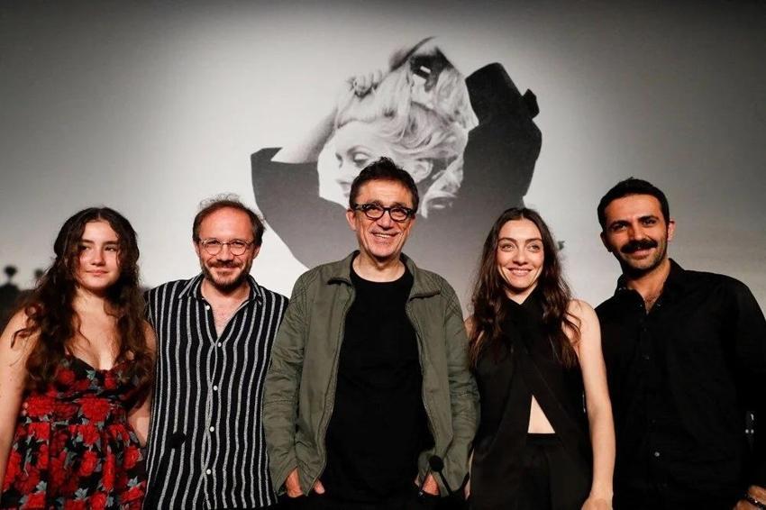 Merve Dizdar Cannes'da En İyi Kadın Oyuncu Ödülünü Aldı!