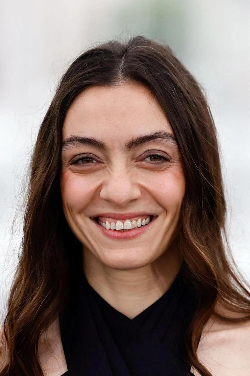 Merve Dizdar Cannes'da En İyi Kadın Oyuncu Ödülünü Aldı!