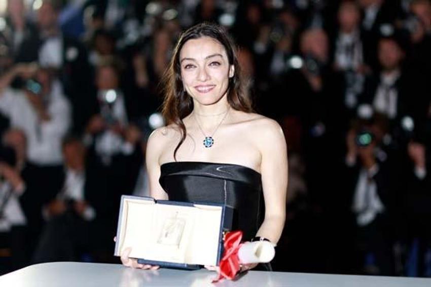 Merve Dizdar Cannes'da en iyi kadın oyuncu ödülünü aldı! Ünlülerden tebrik mesajları yağdı