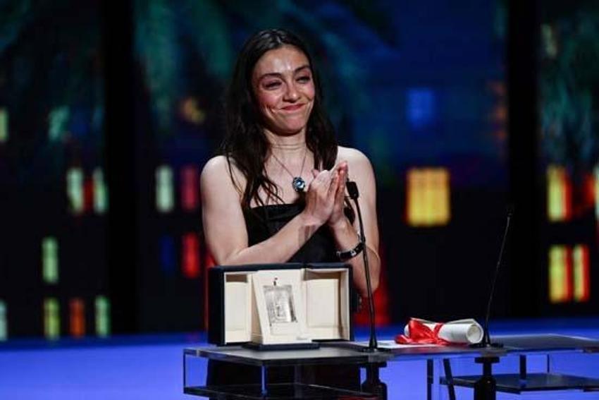 Merve Dizdar Cannes'da en iyi kadın oyuncu ödülünü aldı! Ünlülerden tebrik mesajları yağdı