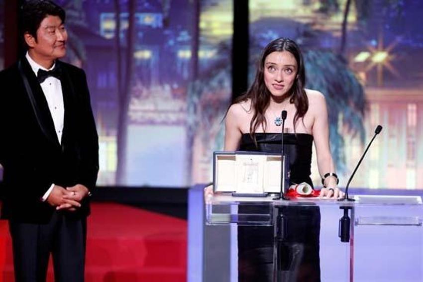 Merve Dizdar Cannes'da en iyi kadın oyuncu ödülünü aldı! Ünlülerden tebrik mesajları yağdı