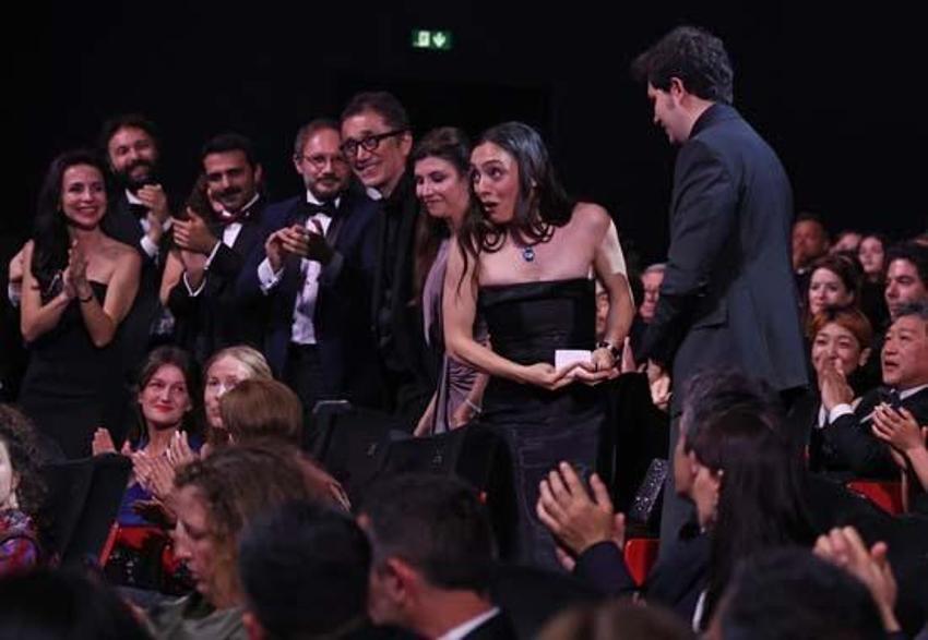 Merve Dizdar Cannes'da en iyi kadın oyuncu ödülünü aldı! Ünlülerden tebrik mesajları yağdı