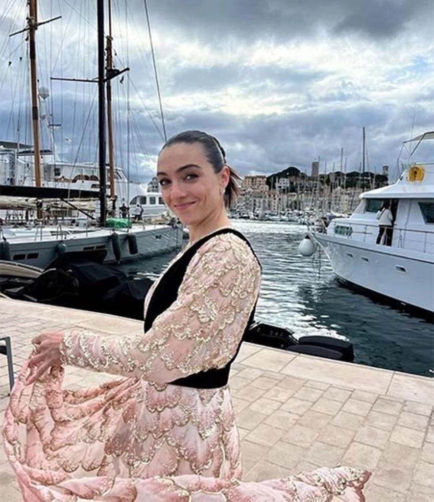 Merve Dizdar Cannes'da en iyi kadın oyuncu ödülünü aldı! Ünlülerden tebrik mesajları yağdı