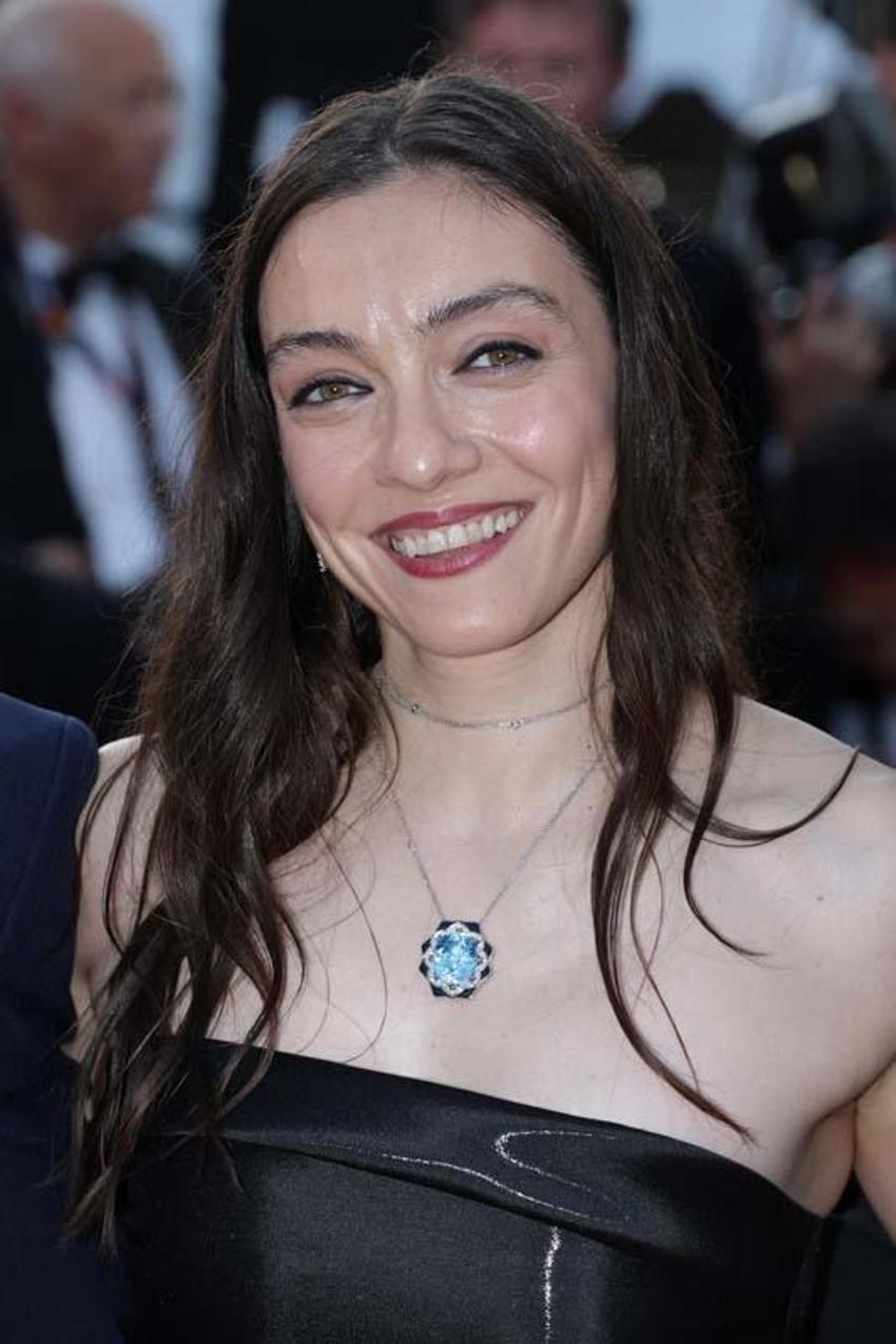 Merve Dizdar Cannes'da en iyi kadın oyuncu ödülünü aldı! Ünlülerden tebrik mesajları yağdı