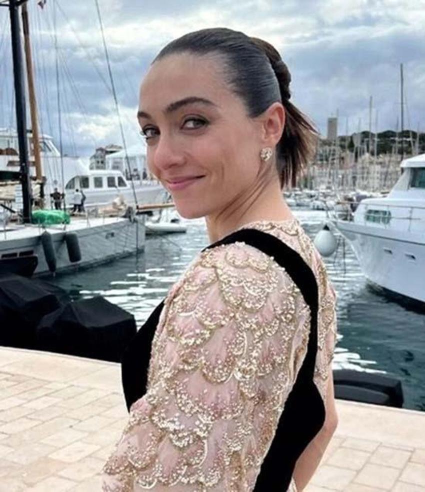 Merve Dizdar Cannes'da en iyi kadın oyuncu ödülünü aldı! Ünlülerden tebrik mesajları yağdı