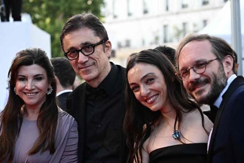 Merve Dizdar Cannes'da en iyi kadın oyuncu ödülünü aldı! Ünlülerden tebrik mesajları yağdı