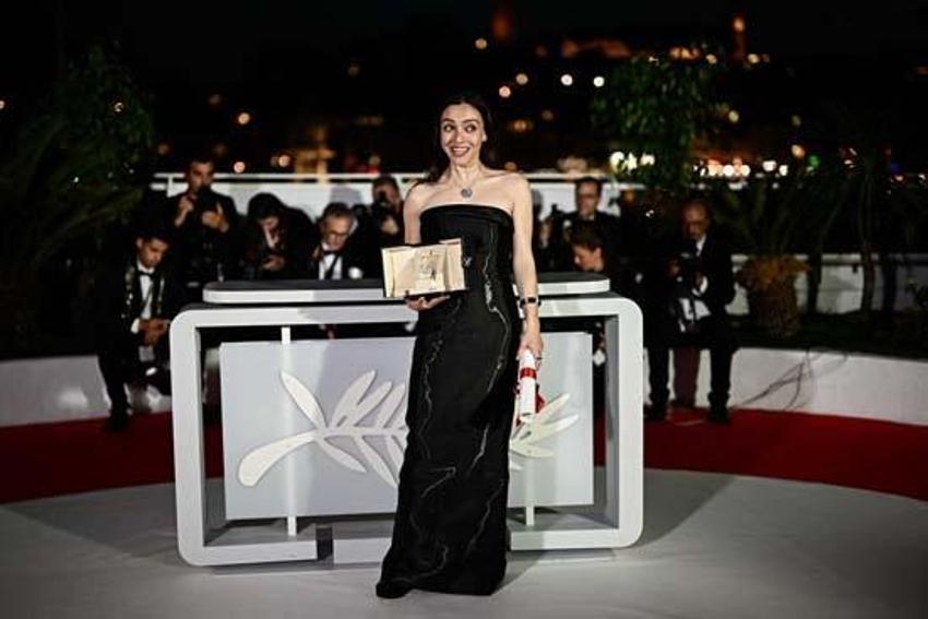 Merve Dizdar Cannes'da en iyi kadın oyuncu ödülünü aldı! Ünlülerden tebrik mesajları yağdı