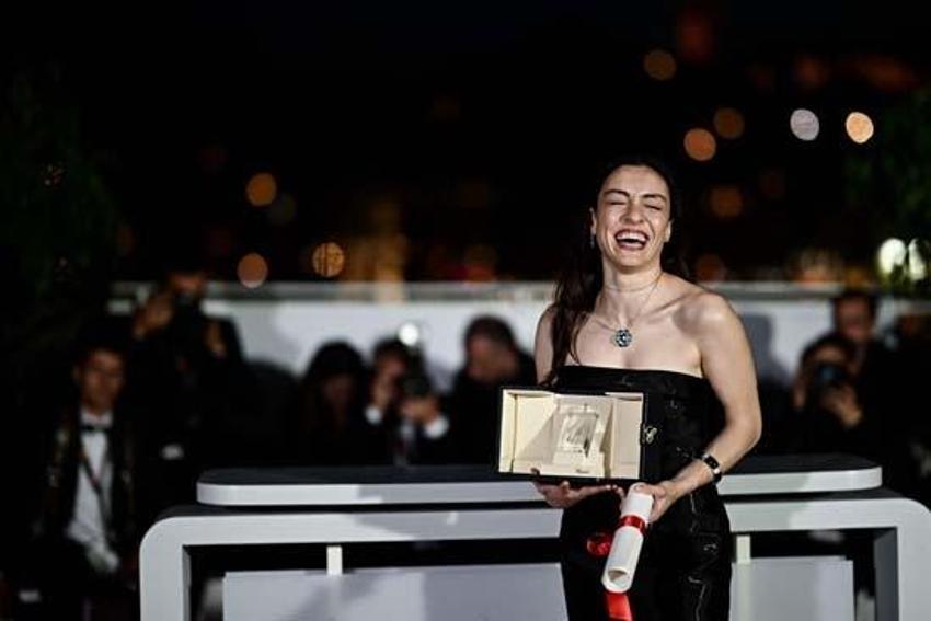 Merve Dizdar Cannes'da en iyi kadın oyuncu ödülünü aldı! Ünlülerden tebrik mesajları yağdı